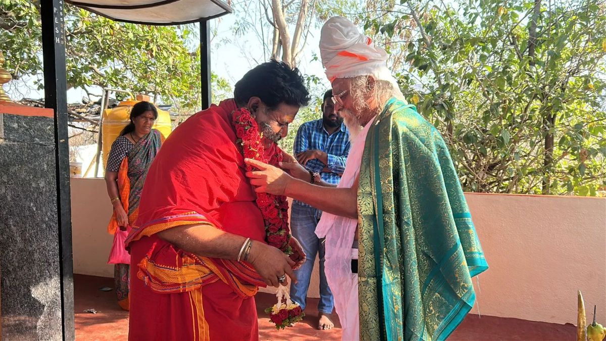 Narmanda Guruji putting Garland to Manohar Guruji